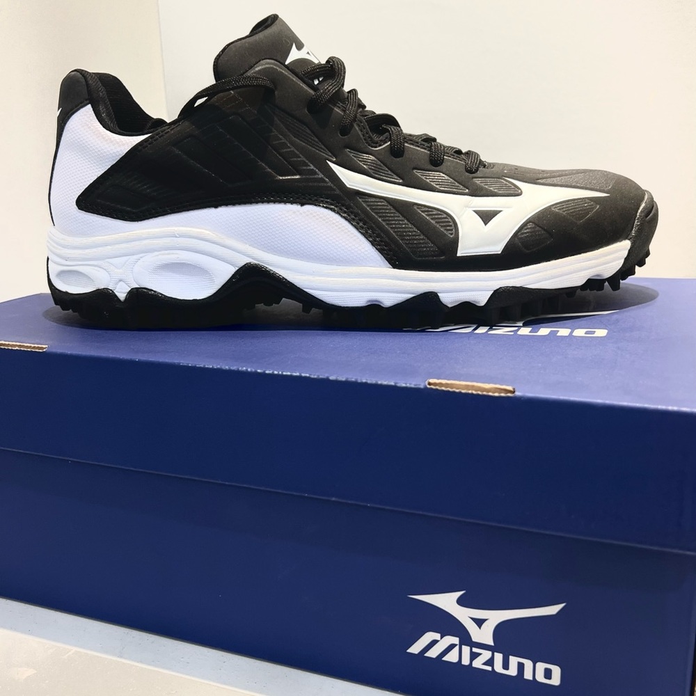 Brand New! Never Worn; Men’s MIZUNO Baseball Turf Shoes; Size 10.5